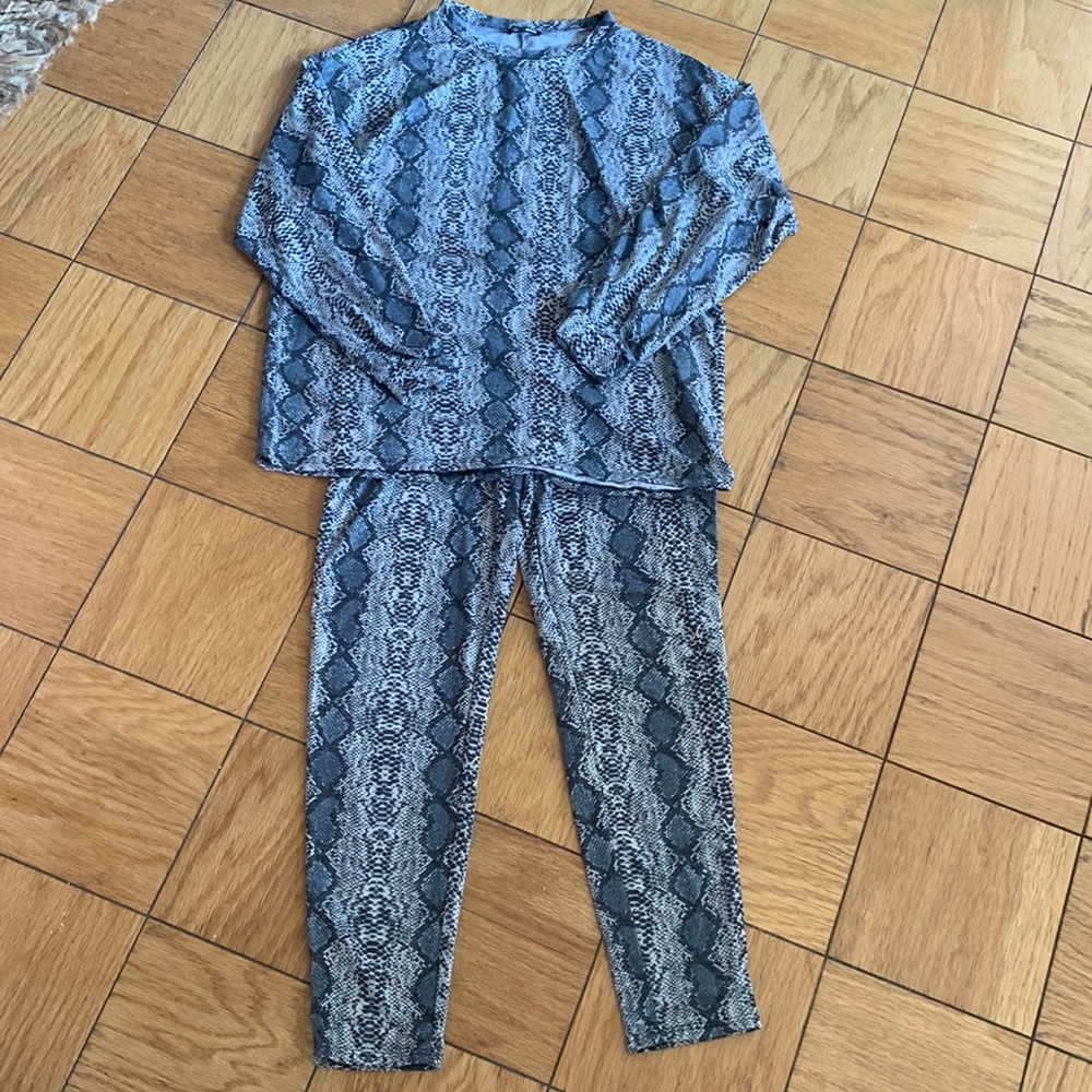 Fashion Nova Two-Piece Legging Set - Snake Print